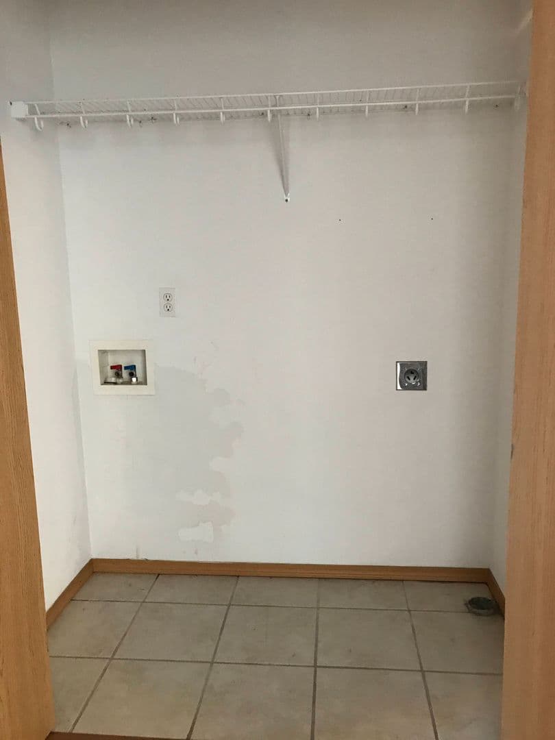 Strafford Apartment: 207 S Oak Cliff