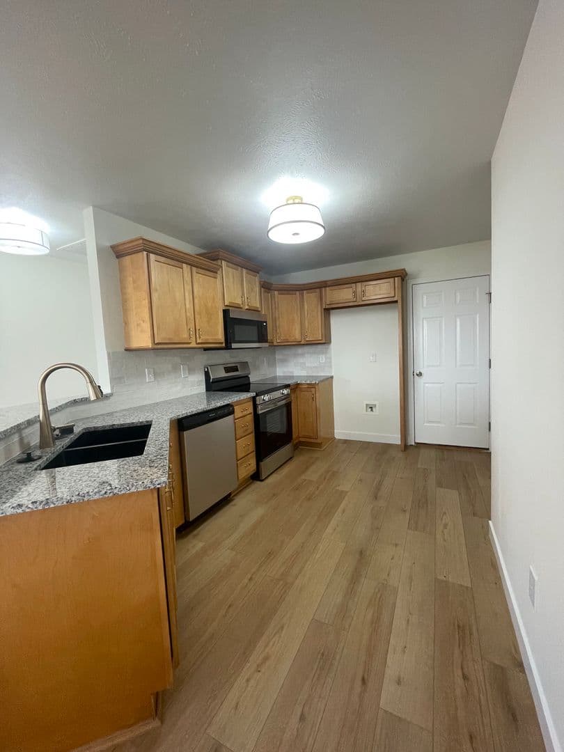 Ozark Apartment: 1009 N 24th St
