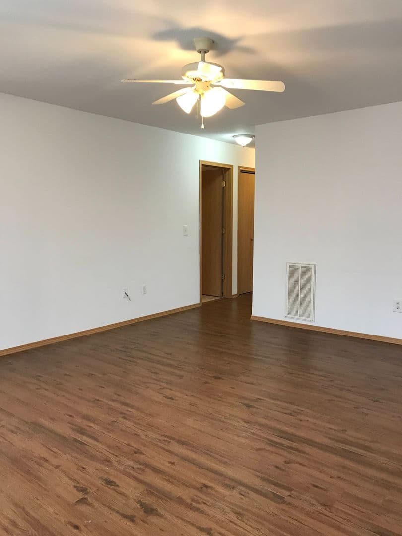 Strafford Apartment: 207 S Oak Cliff