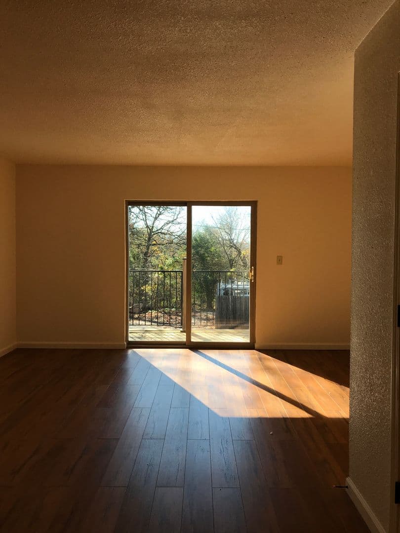 Hollister Apartment: 807 Knox Ave