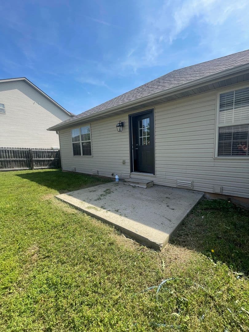 Ozark Apartment: 1009 N 24th St
