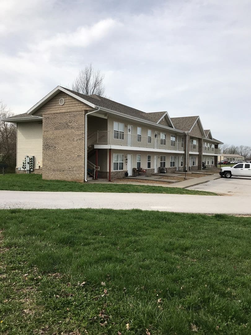 Strafford Apartment: 207 S Oak Cliff