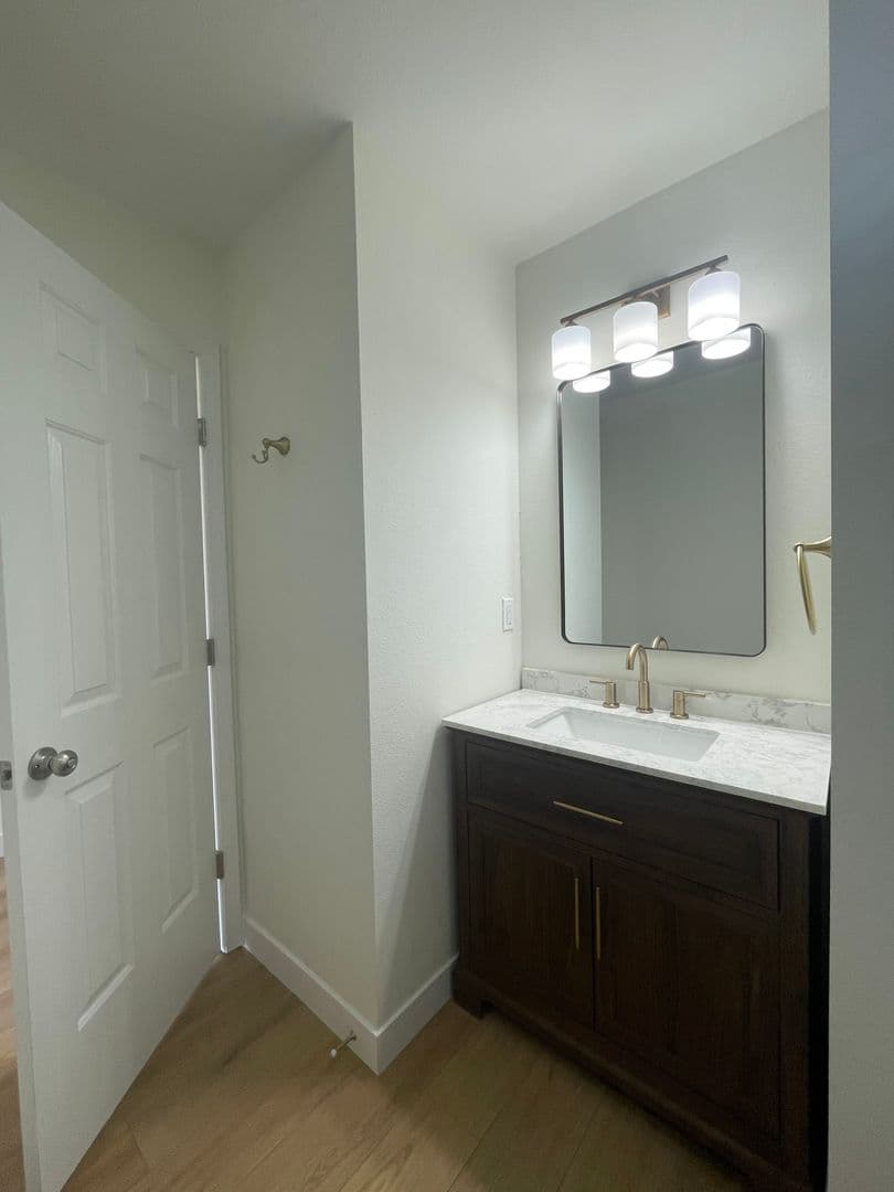 Ozark Apartment: 1009 N 24th St