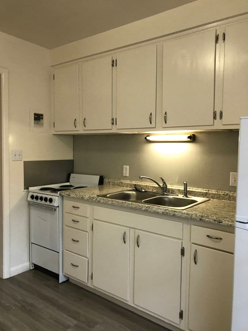 Springfield Apartment: 660 S Jefferson