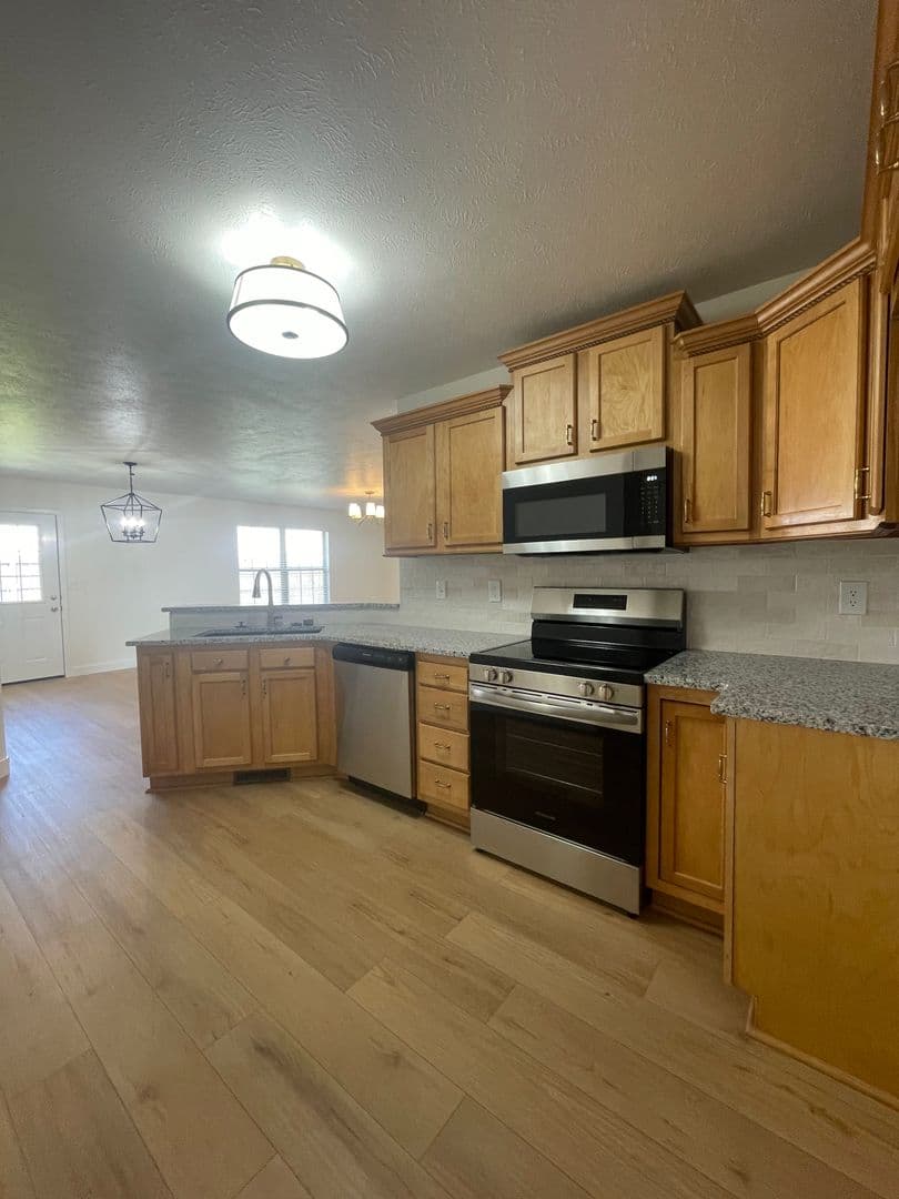 Ozark Apartment: 1009 N 24th St
