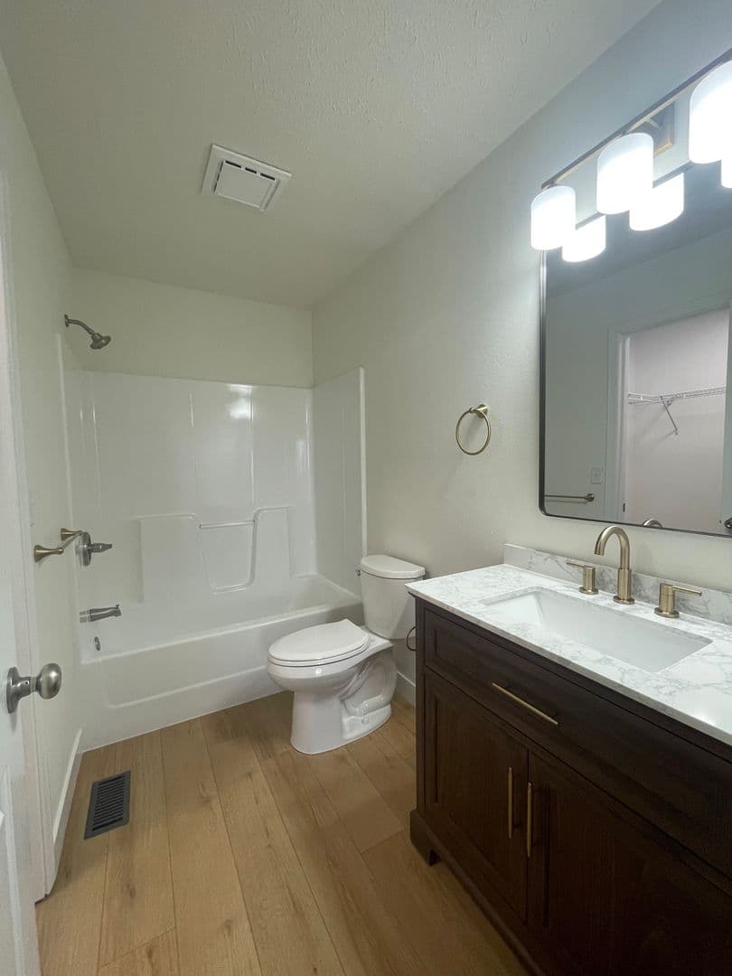 Ozark Apartment: 1009 N 24th St