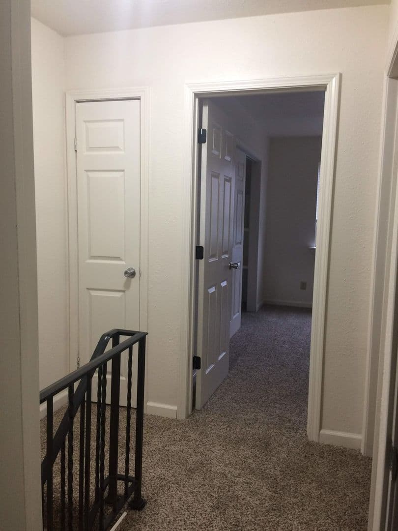 Hollister Apartment: 807 Knox Ave