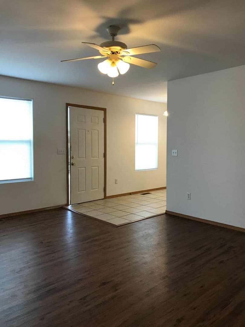 Strafford Apartment: 207 S Oak Cliff