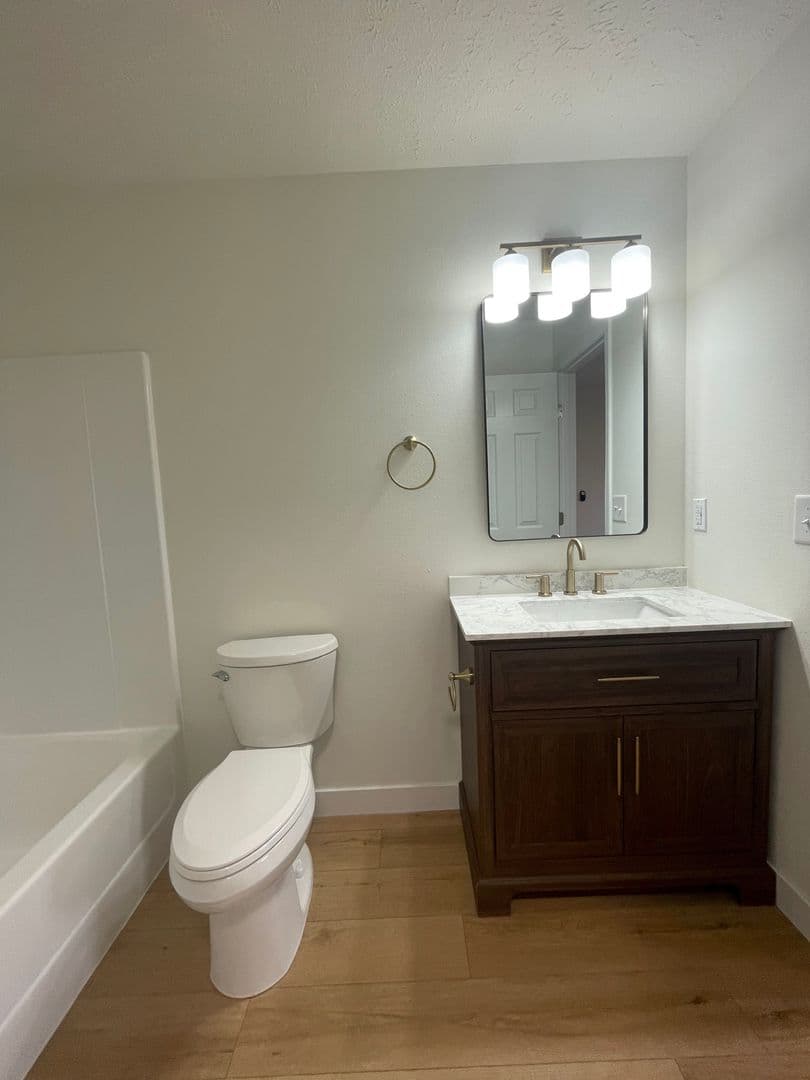 Ozark Apartment: 1009 N 24th St