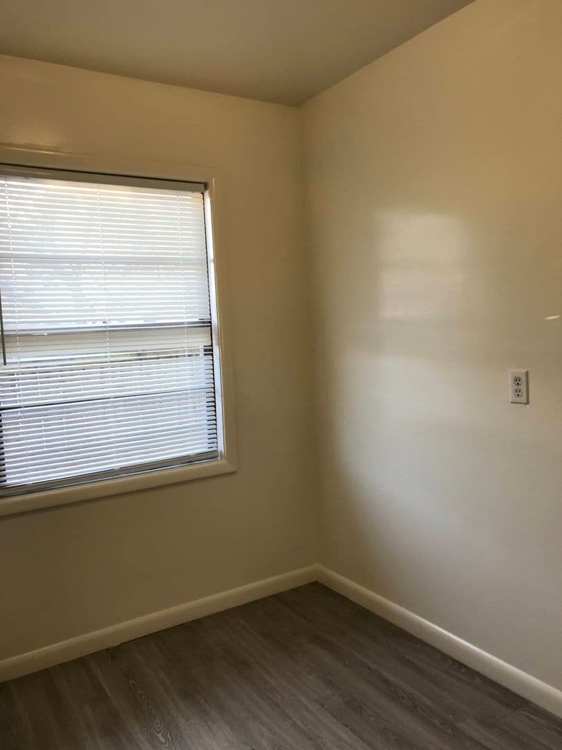 Springfield Apartment: 660 S Jefferson