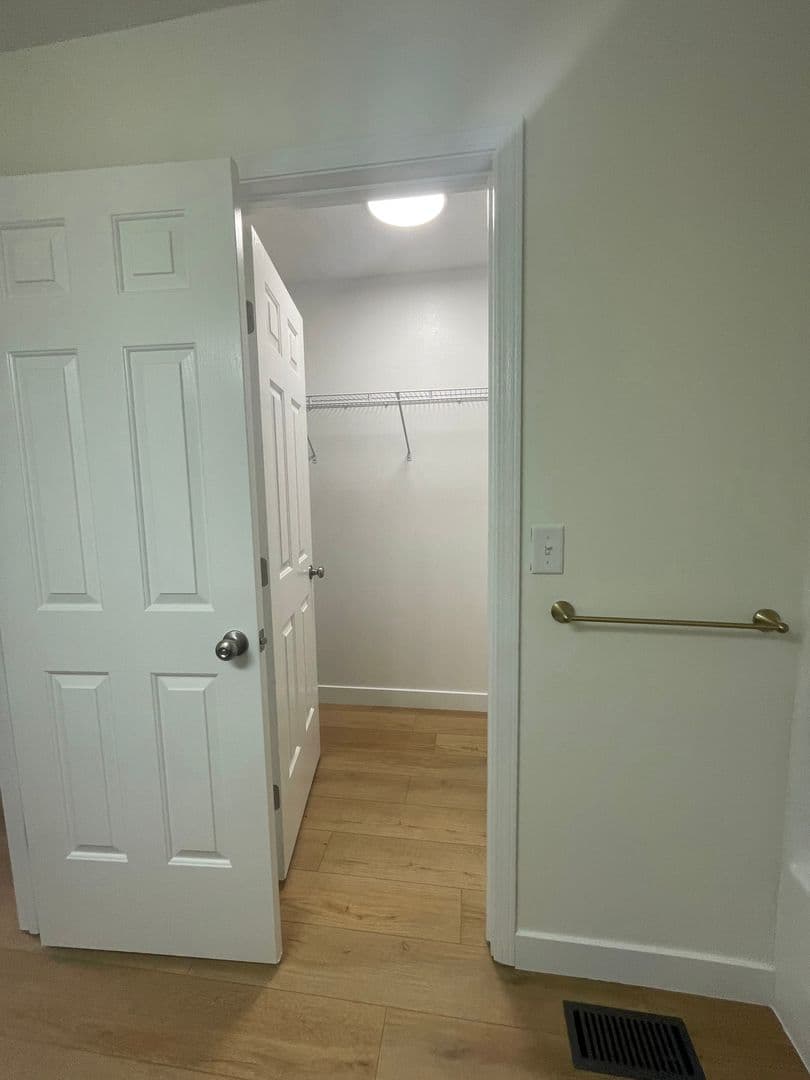 Ozark Apartment: 1009 N 24th St