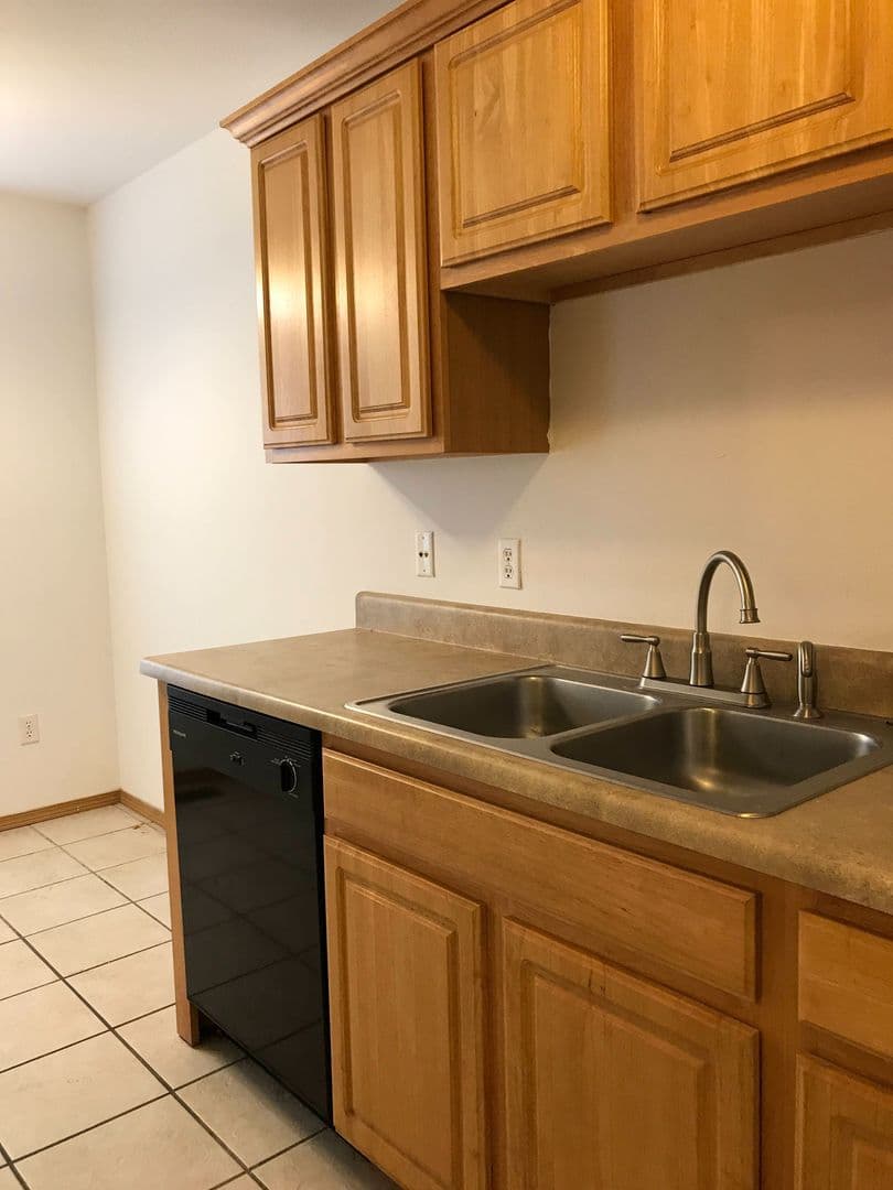 Strafford Apartment: 207 S Oak Cliff