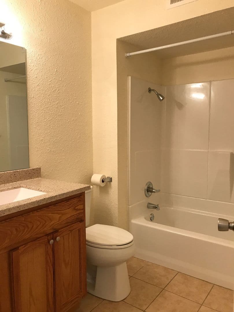 Hollister Apartment: 807 Knox Ave
