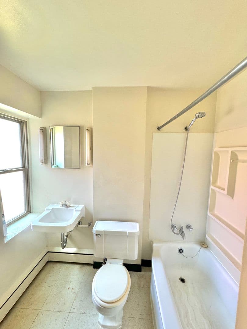 Rochester Apartment: 1510 3rd Ave NE