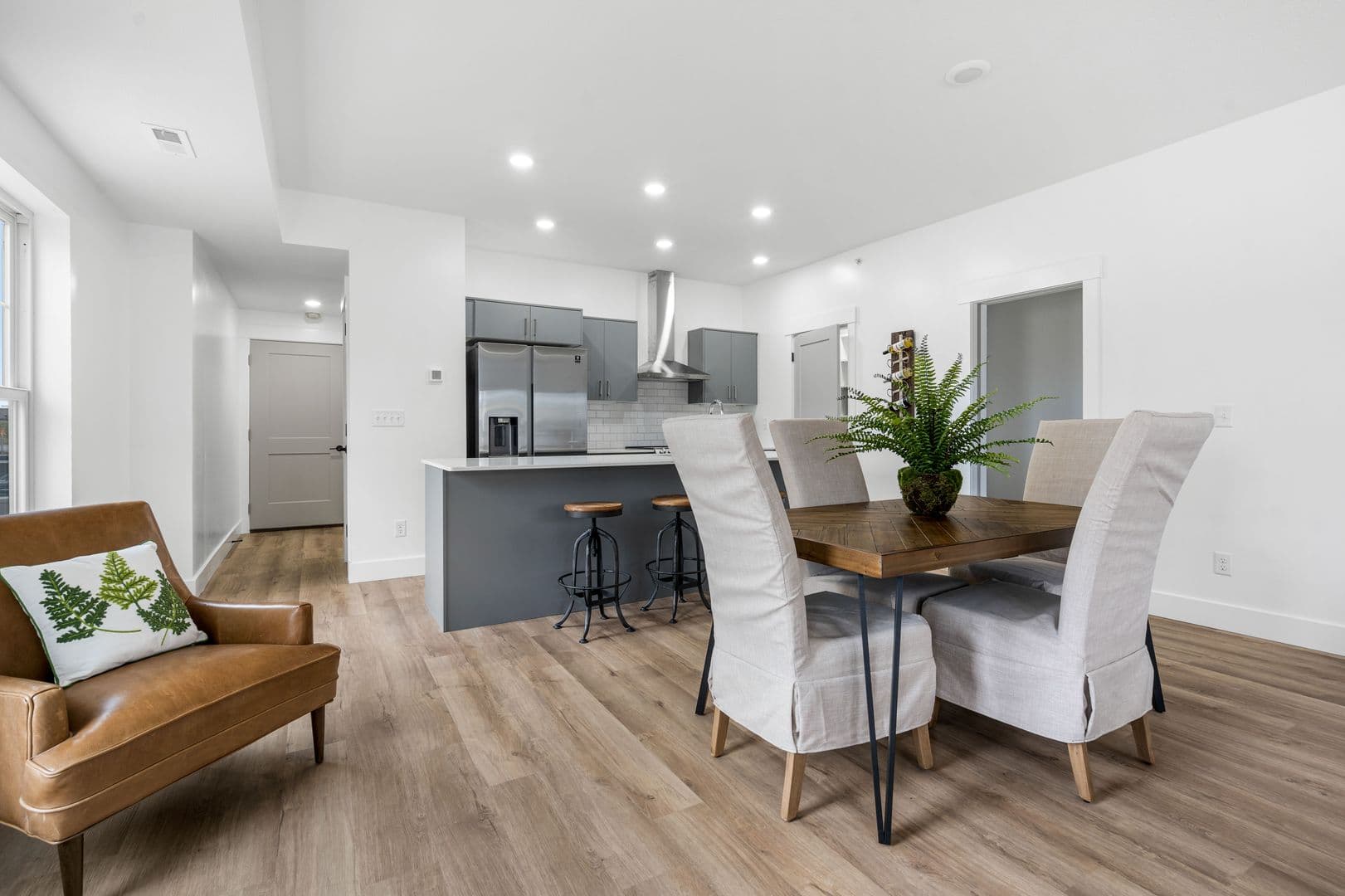 Warsaw Apartment: 42 Poplar Street