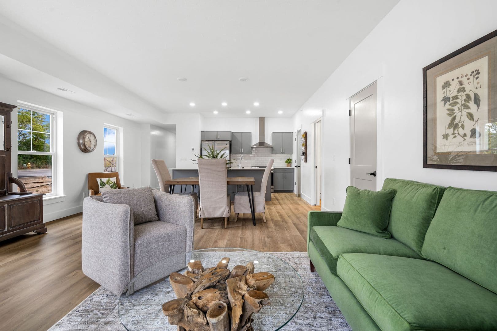 Warsaw Apartment: 42 Poplar Street