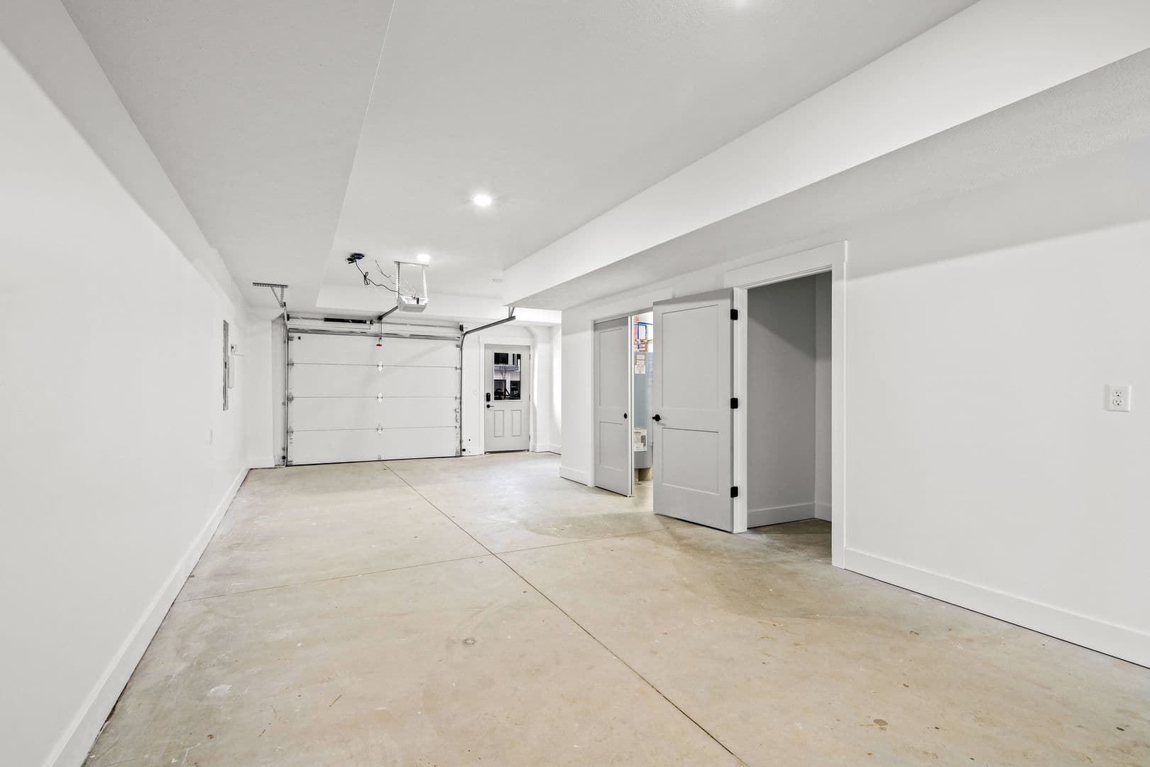 Warsaw Apartment: 42 Poplar Street