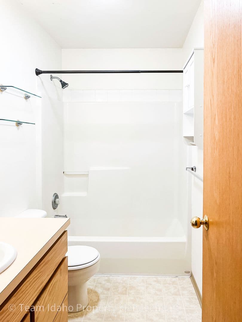 Moscow Apartment: 307/309 N Jefferson