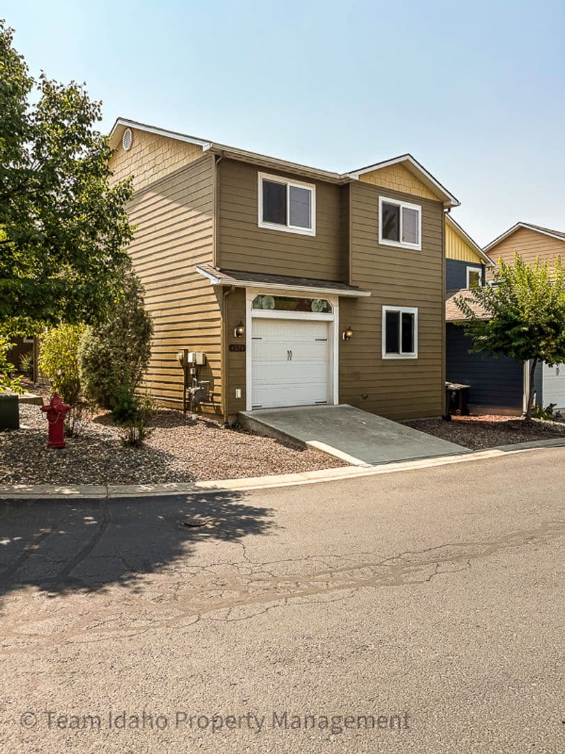 Moscow House: 1374 Bristol Road