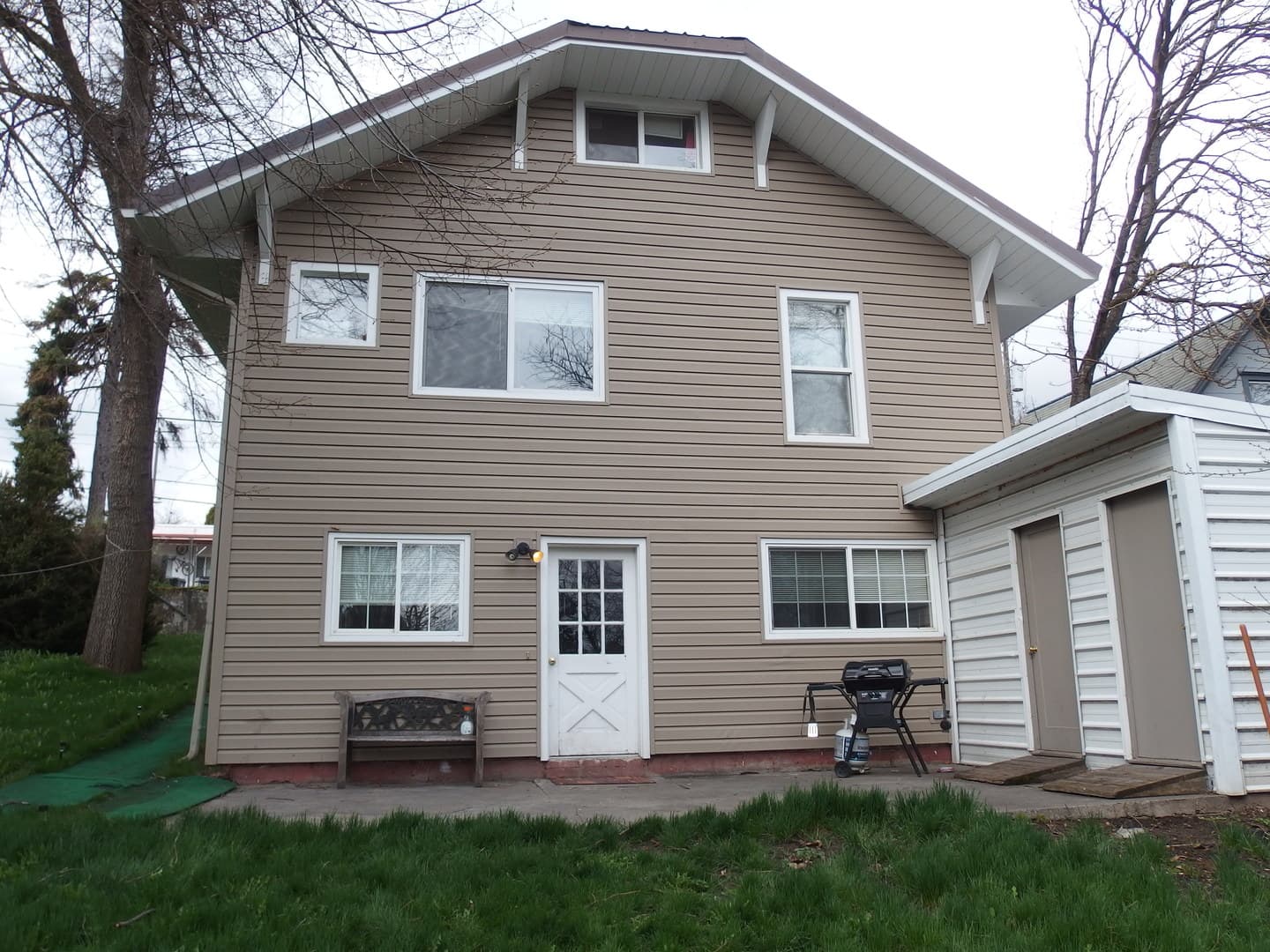 Moscow Apartment: 917/917.5 West A St