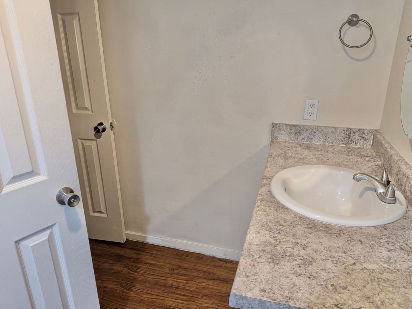 Shawnee Apartment: 1001 East Independence Street