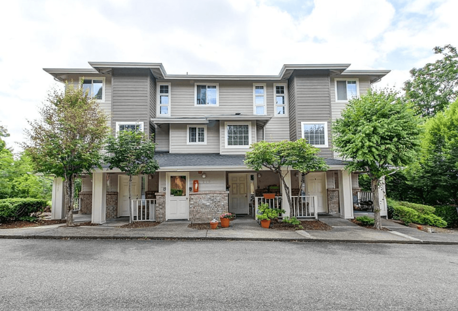 Puyallup Apartment: 215 23rd Ave SW