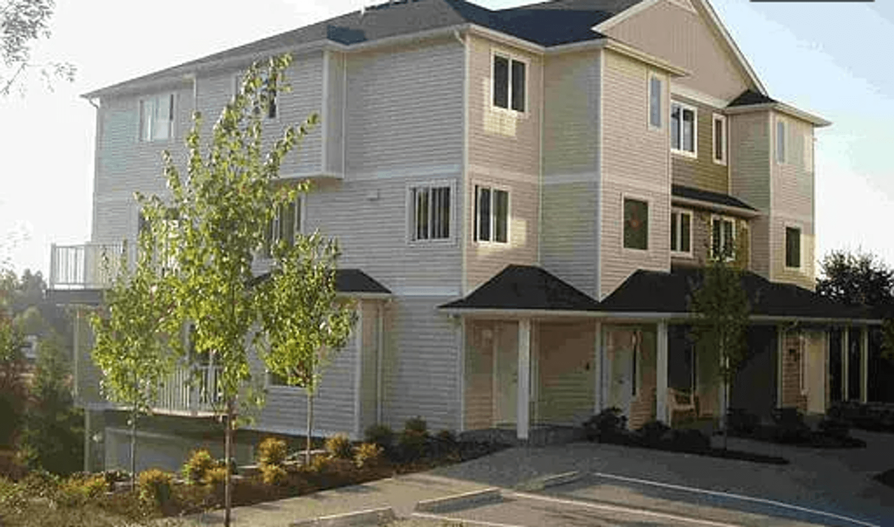Puyallup Apartment: 215 23rd Ave SW