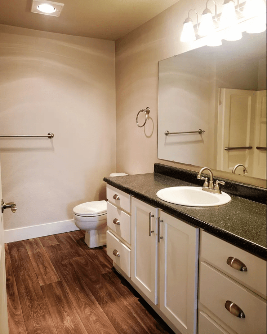Puyallup Apartment: 215 23rd Ave SW