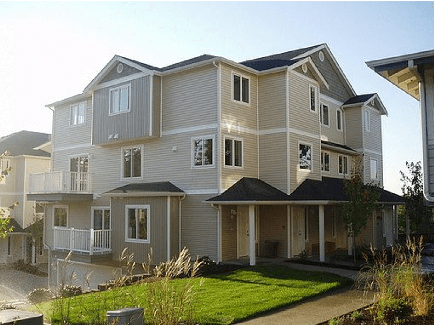 Puyallup Apartment: 215 23rd Ave SW