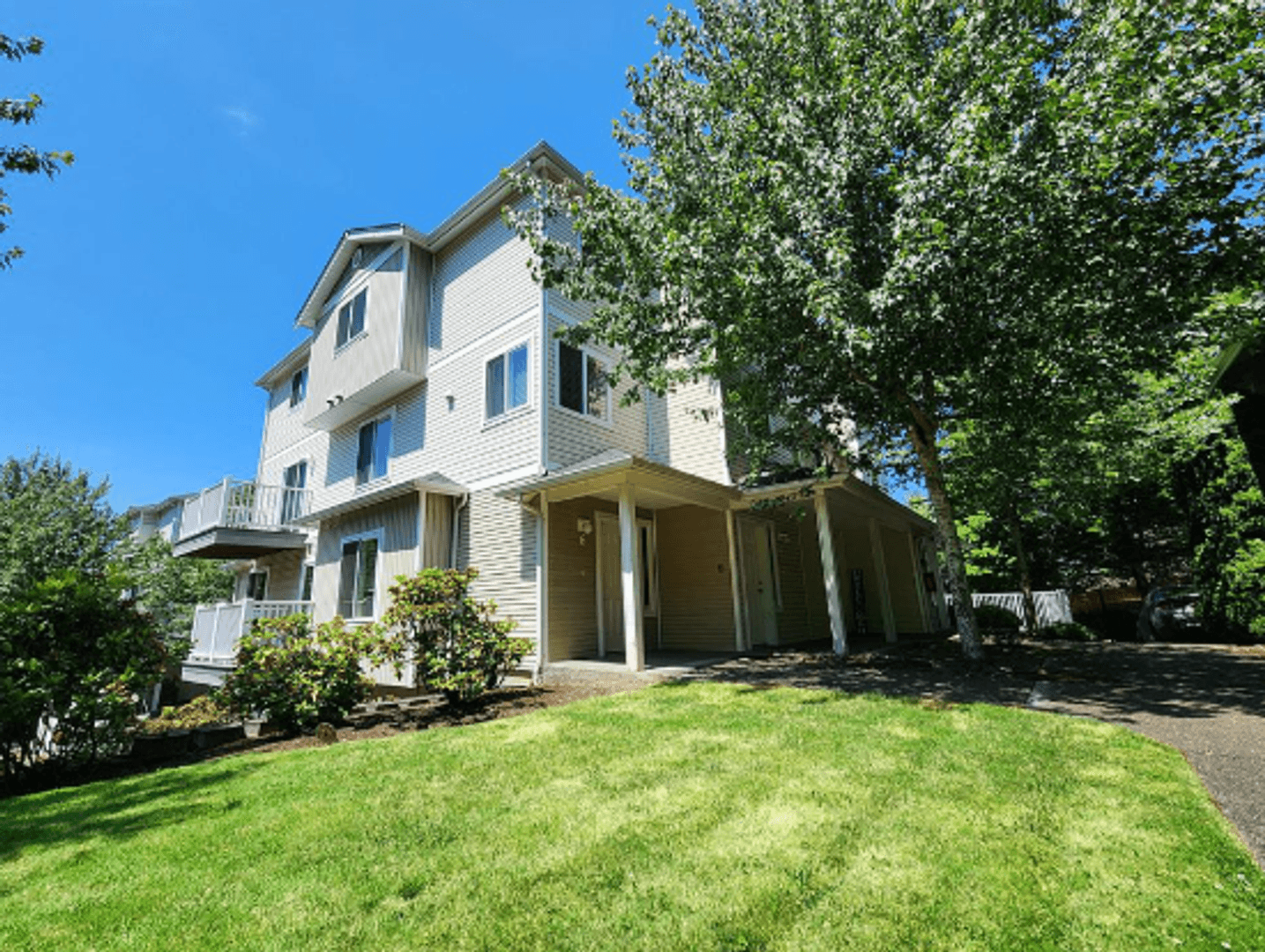 Puyallup Apartment: 215 23rd Ave SW