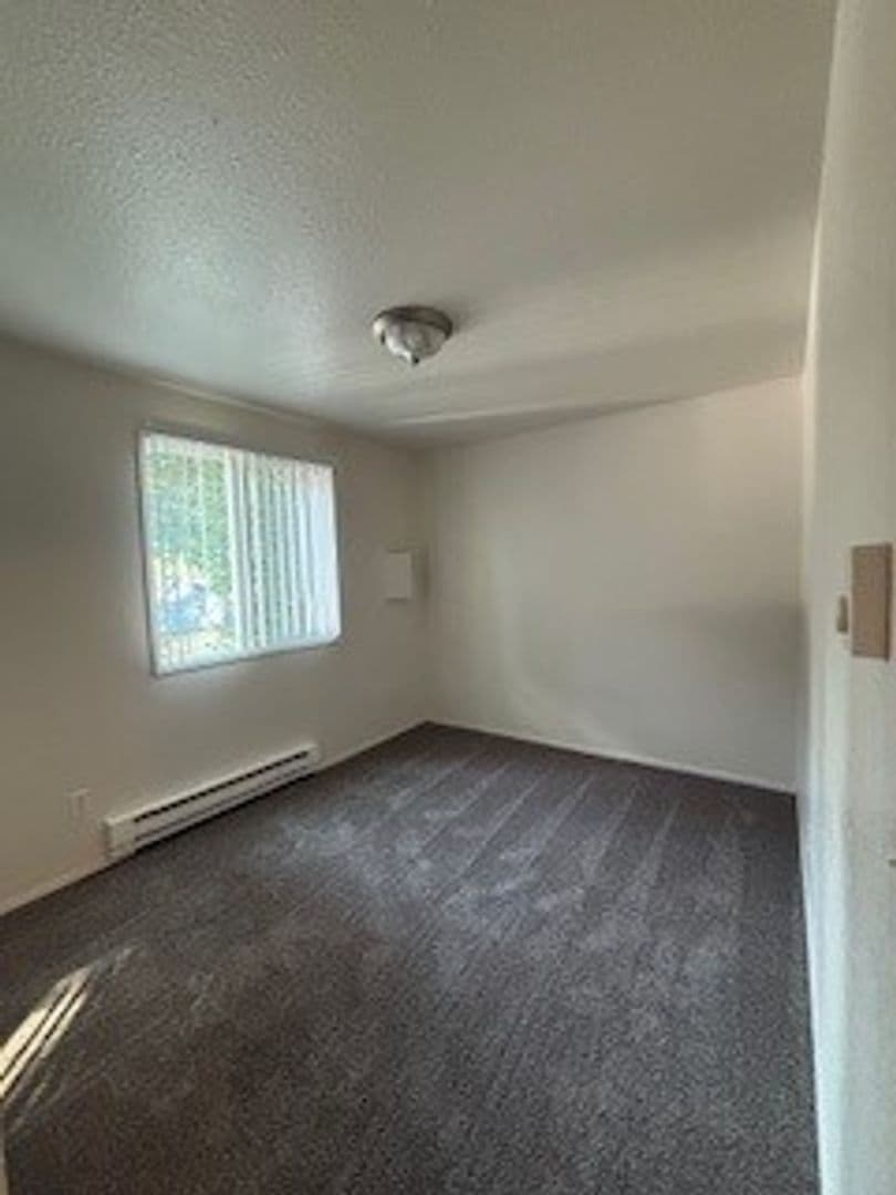 Kent Apartment: 724 2nd Ave S.
