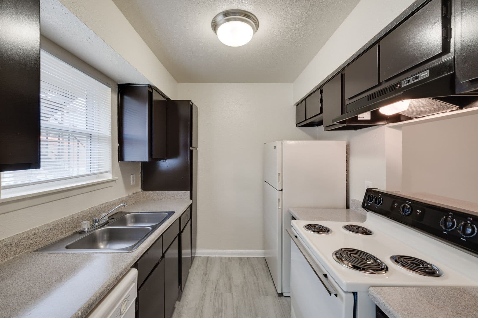 Houston Apartment: 1521 Sherwood Forest