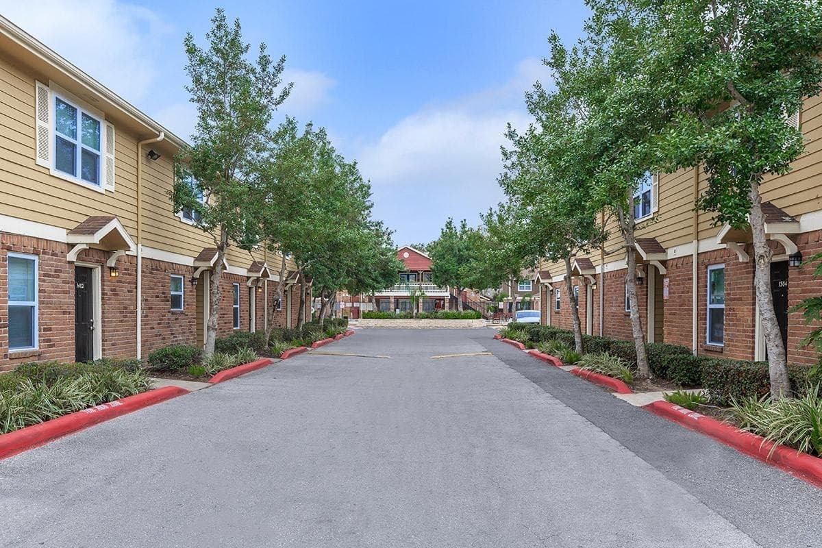 Houston Apartment: 1521 Sherwood Forest