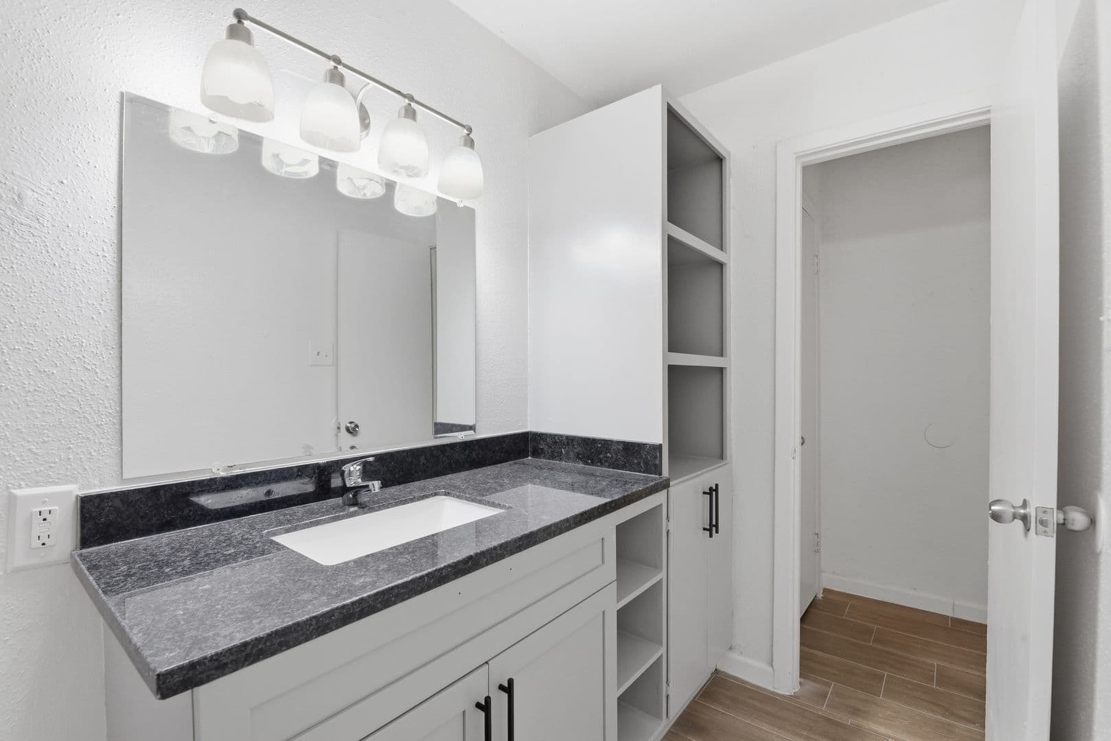 Houston Apartment: 1521 Sherwood Forest