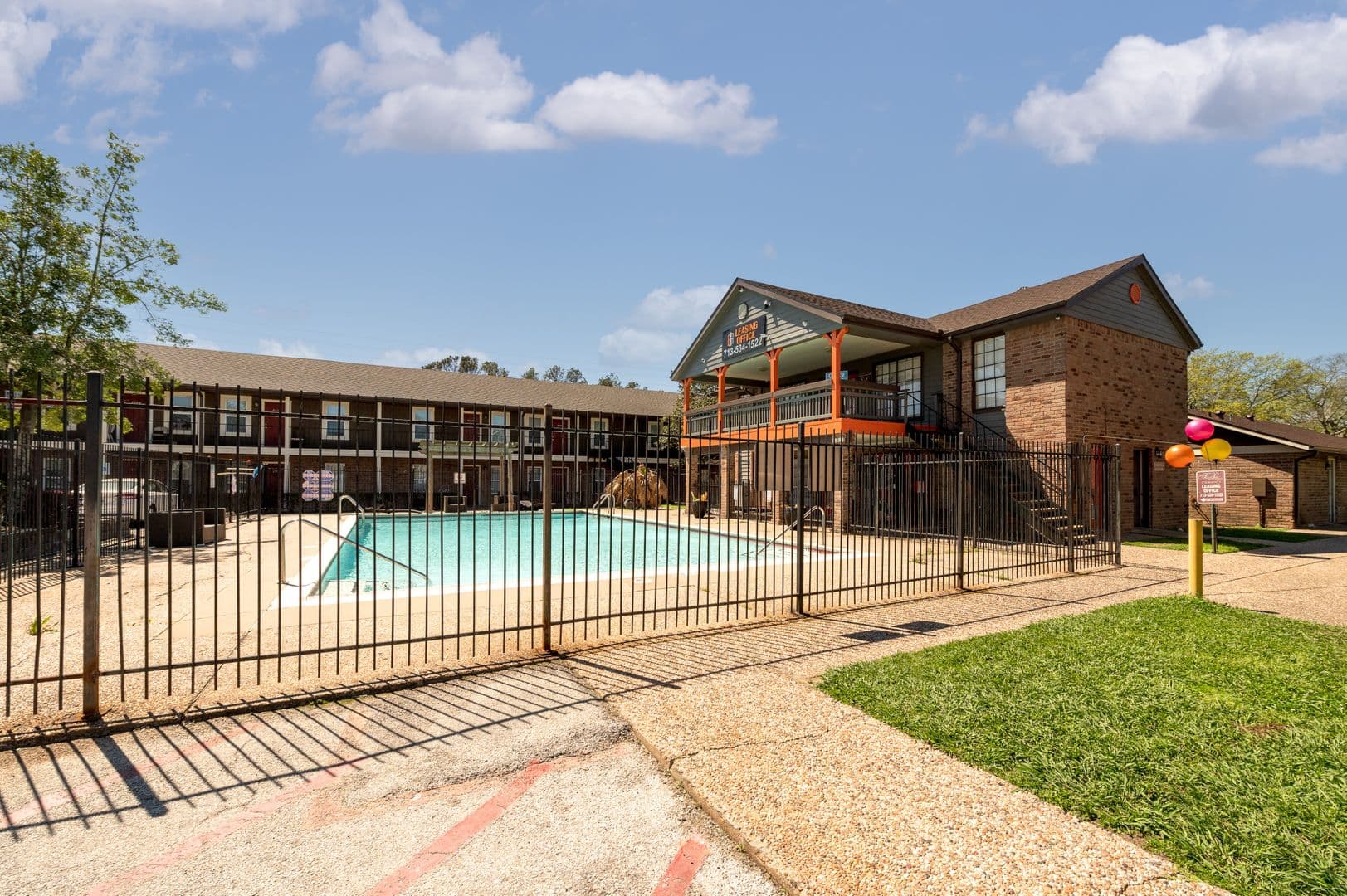 Houston Apartment: 1521 Sherwood Forest
