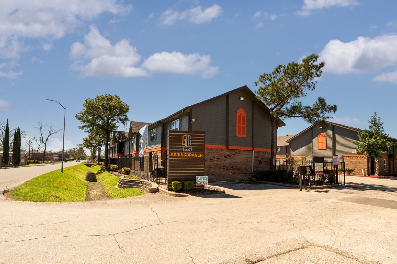 Houston Apartment: 1521 Sherwood Forest