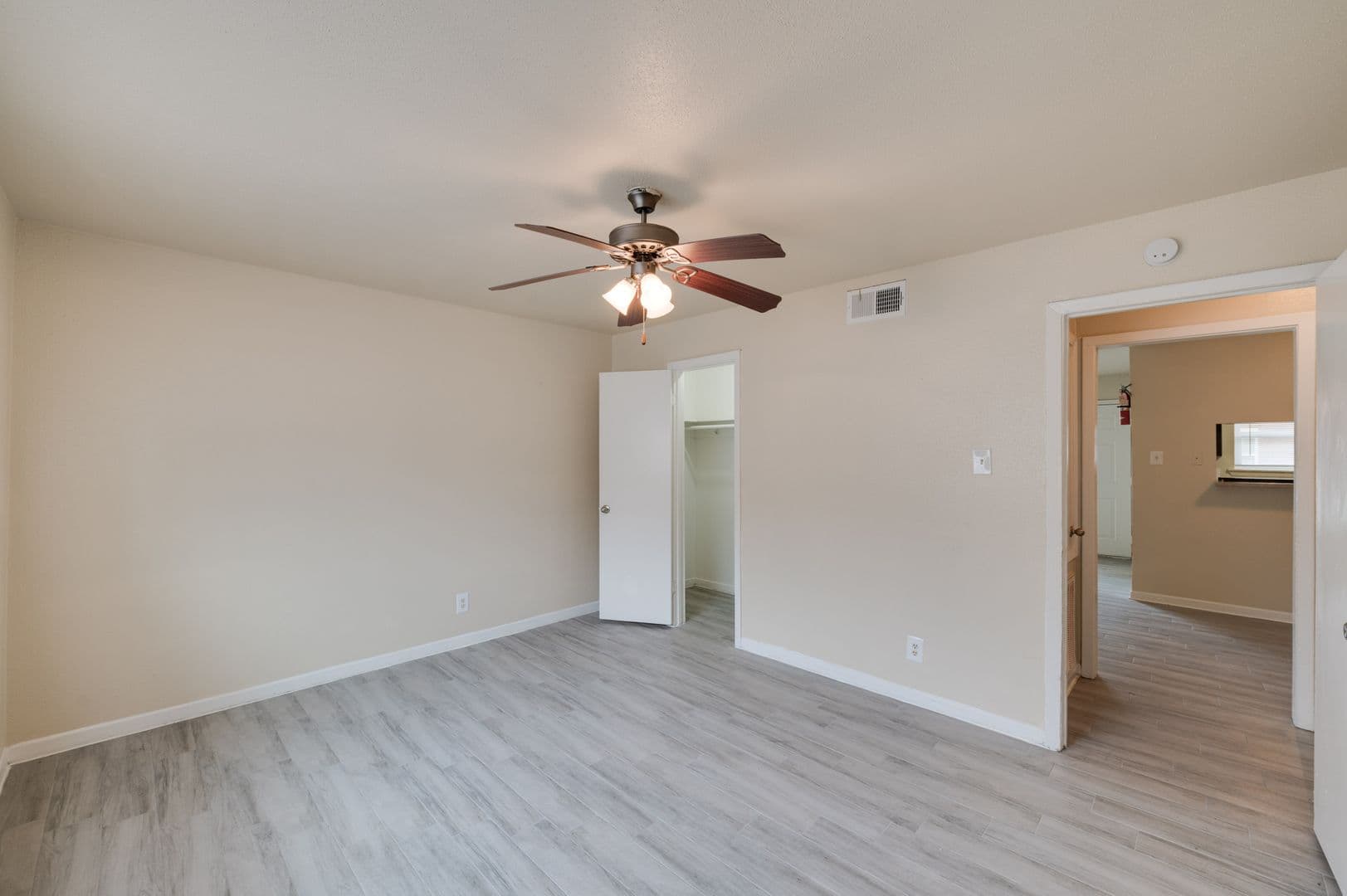 Houston Apartment: 1521 Sherwood Forest
