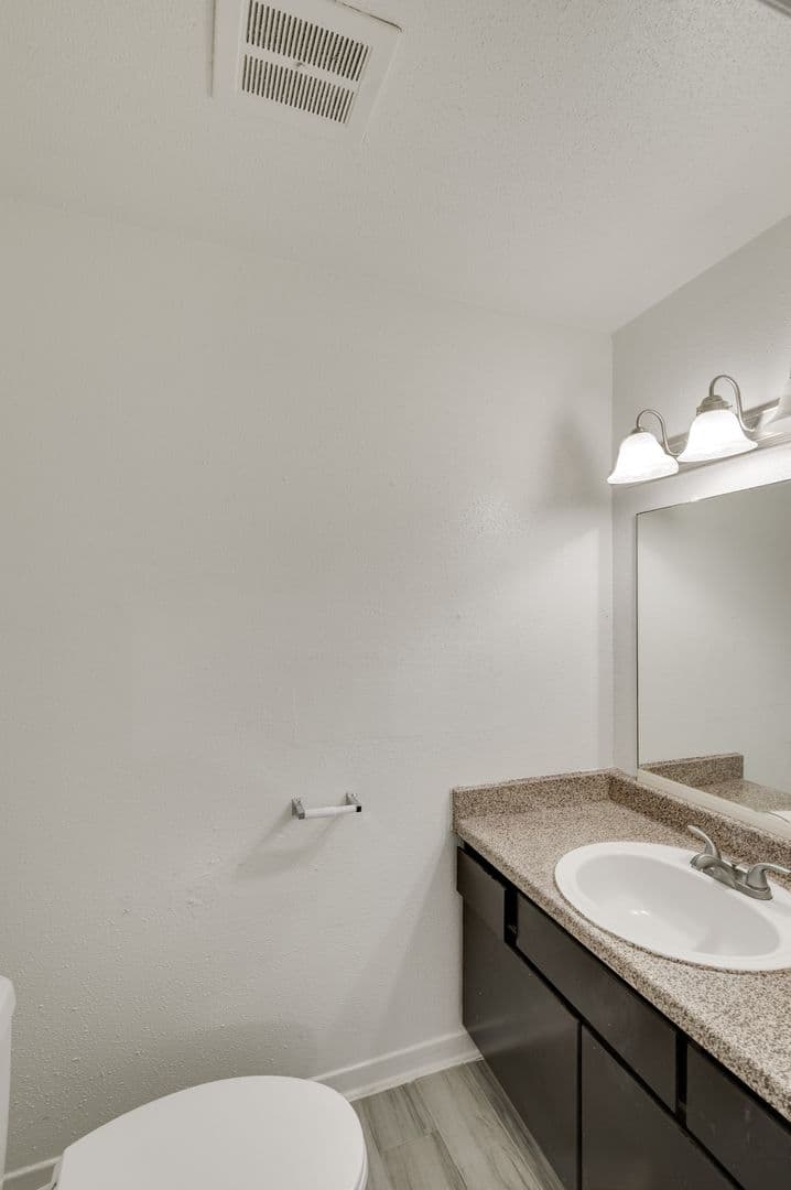 Houston Apartment: 1521 Sherwood Forest