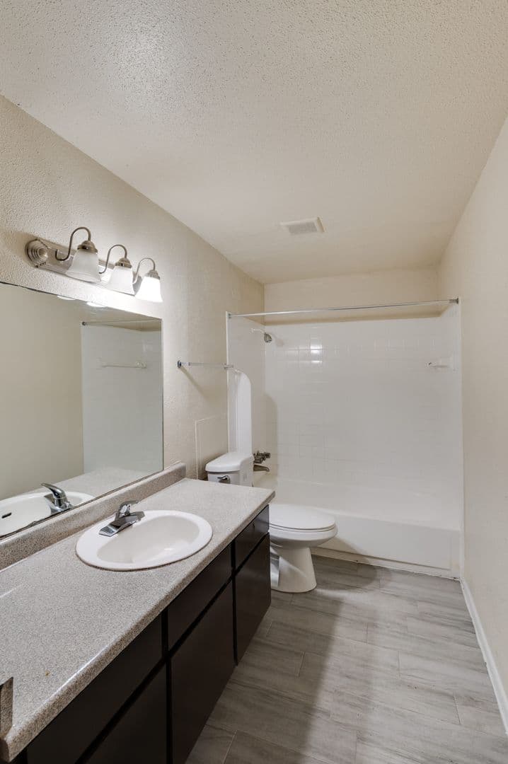 Houston Apartment: 1521 Sherwood Forest