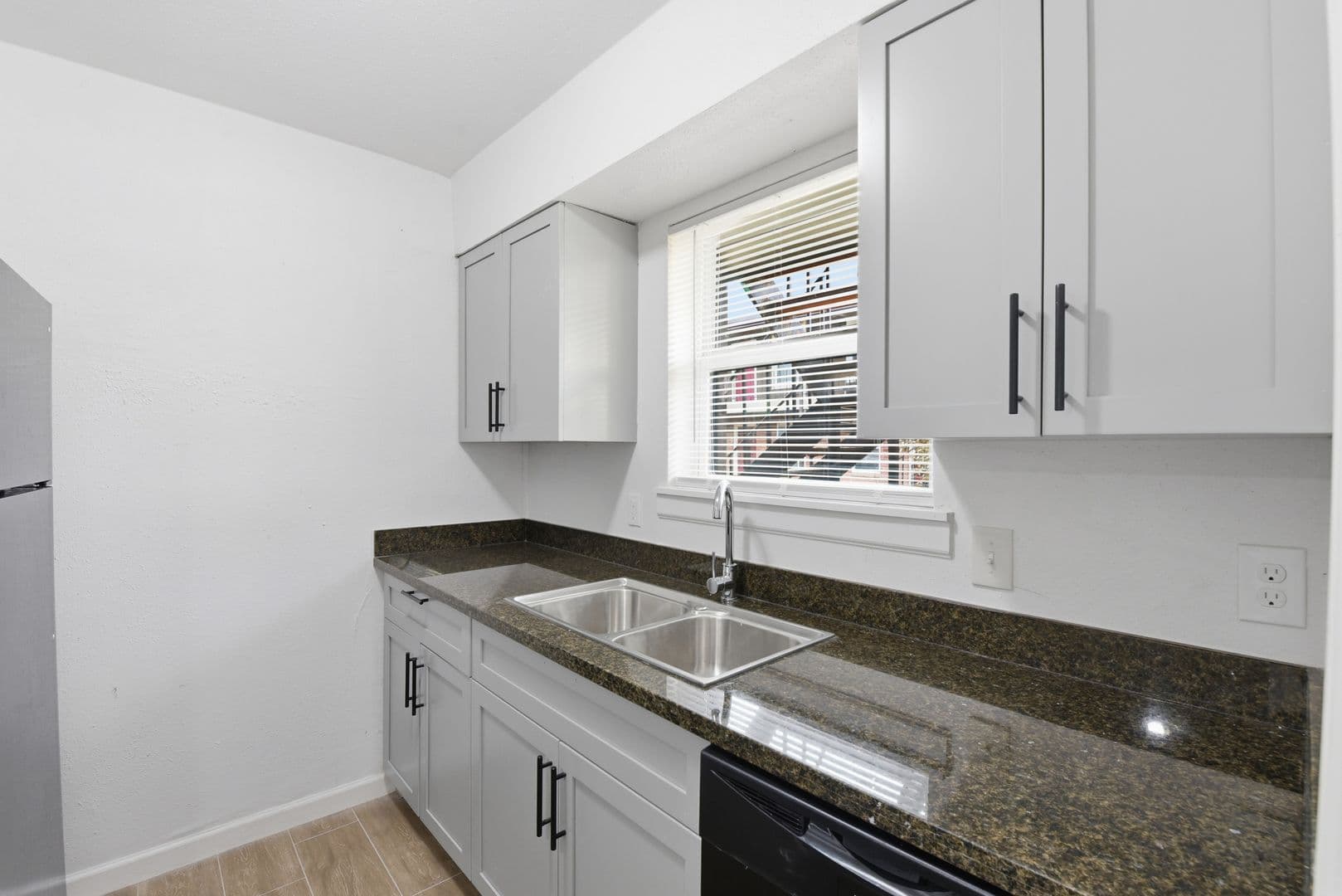 Houston Apartment: 1521 Sherwood Forest