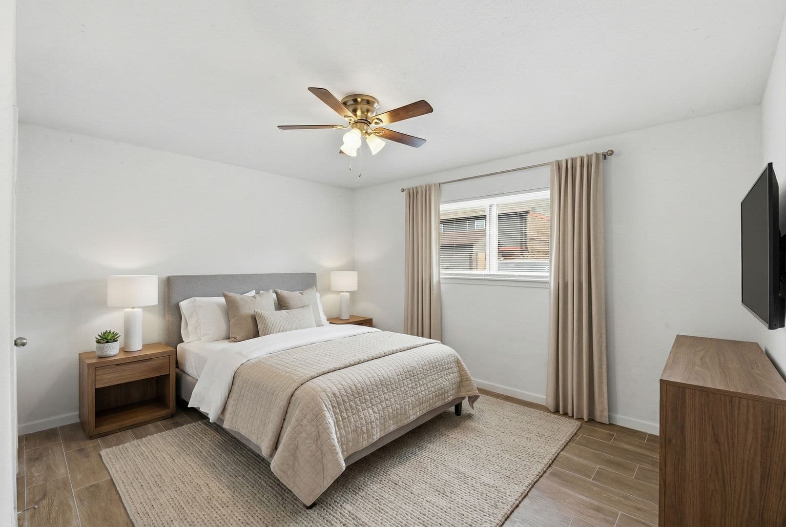 Houston Apartment: 1521 Sherwood Forest