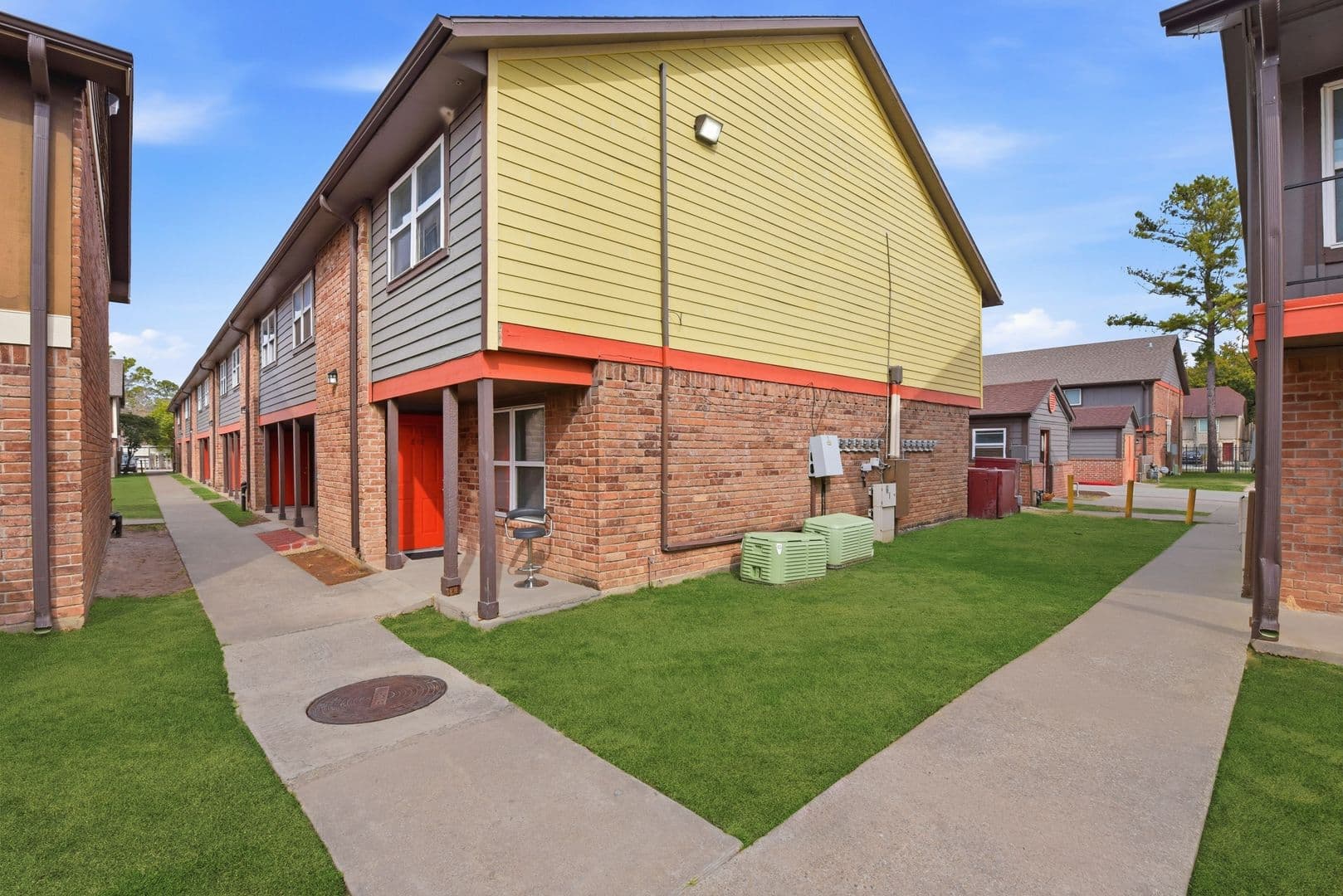 Houston Apartment: 1521 Sherwood Forest