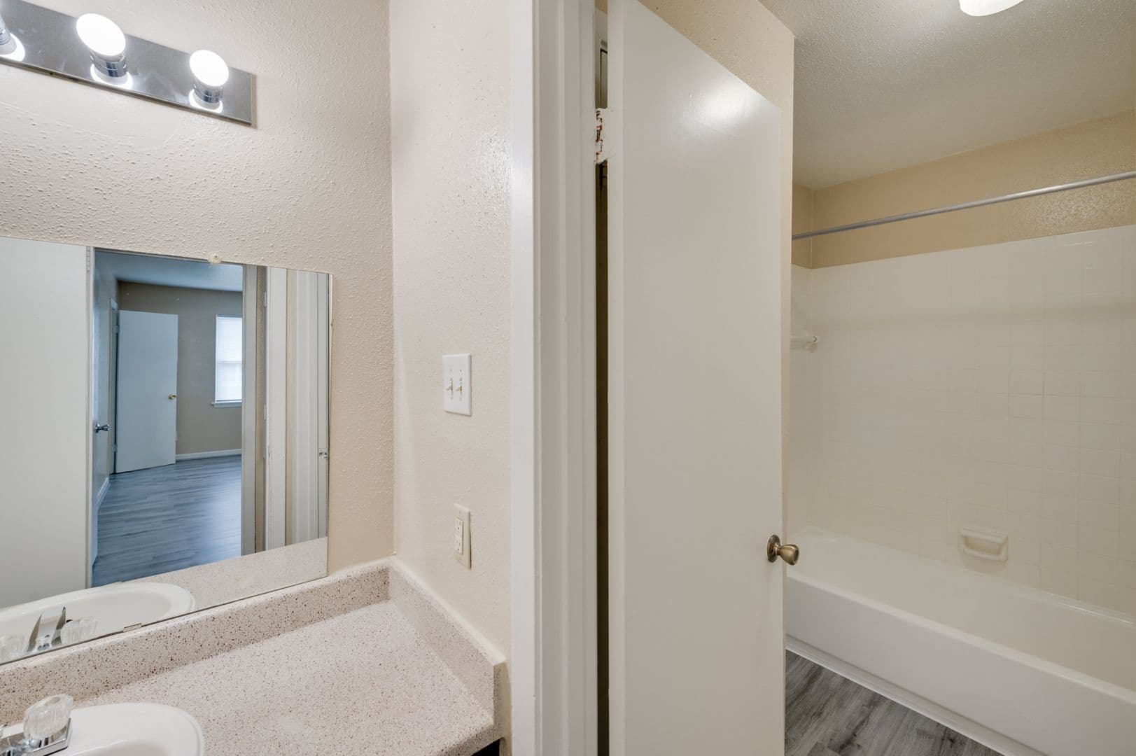 Houston Apartment: 1521 Sherwood Forest