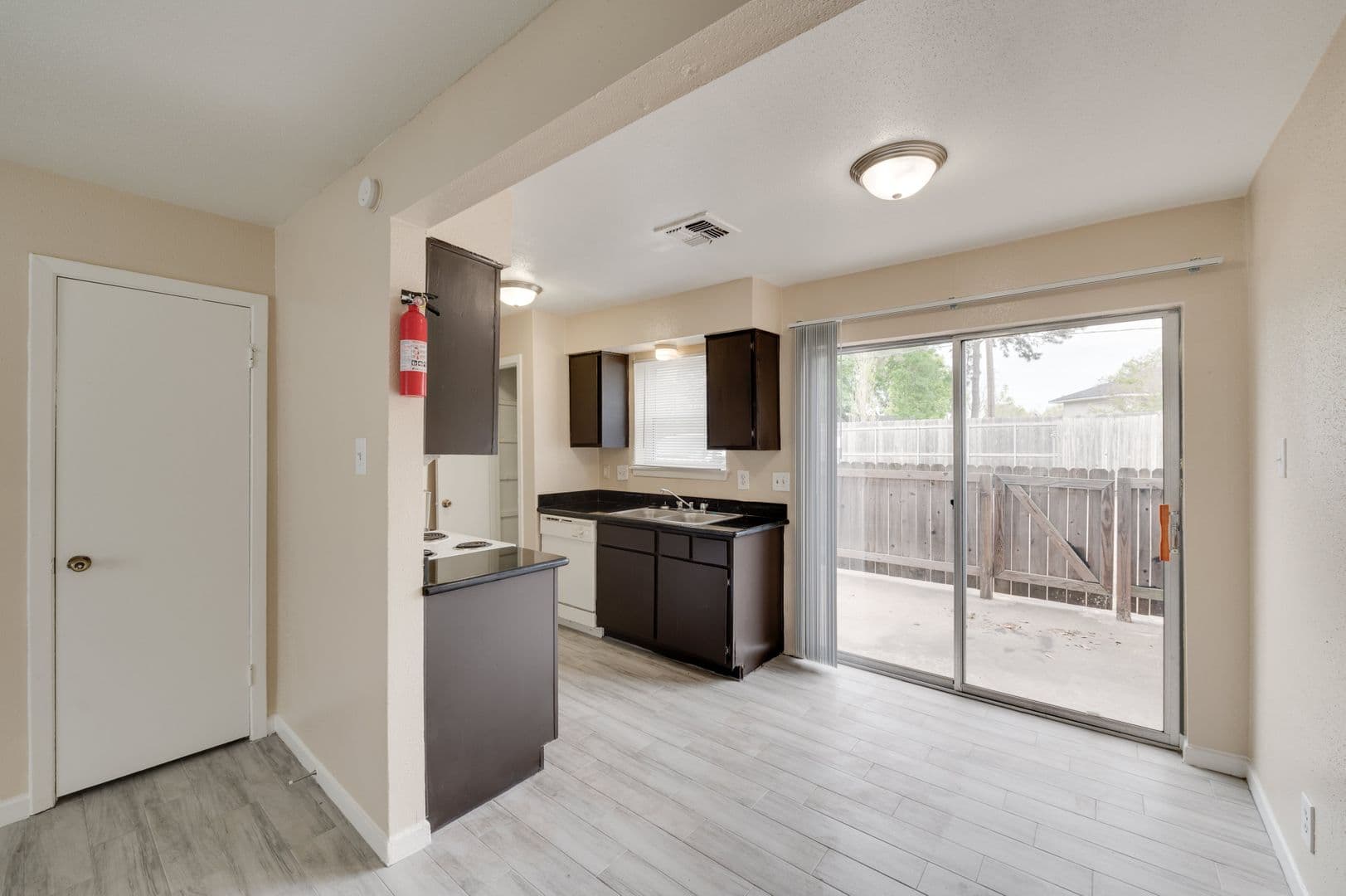 Houston Apartment: 1521 Sherwood Forest