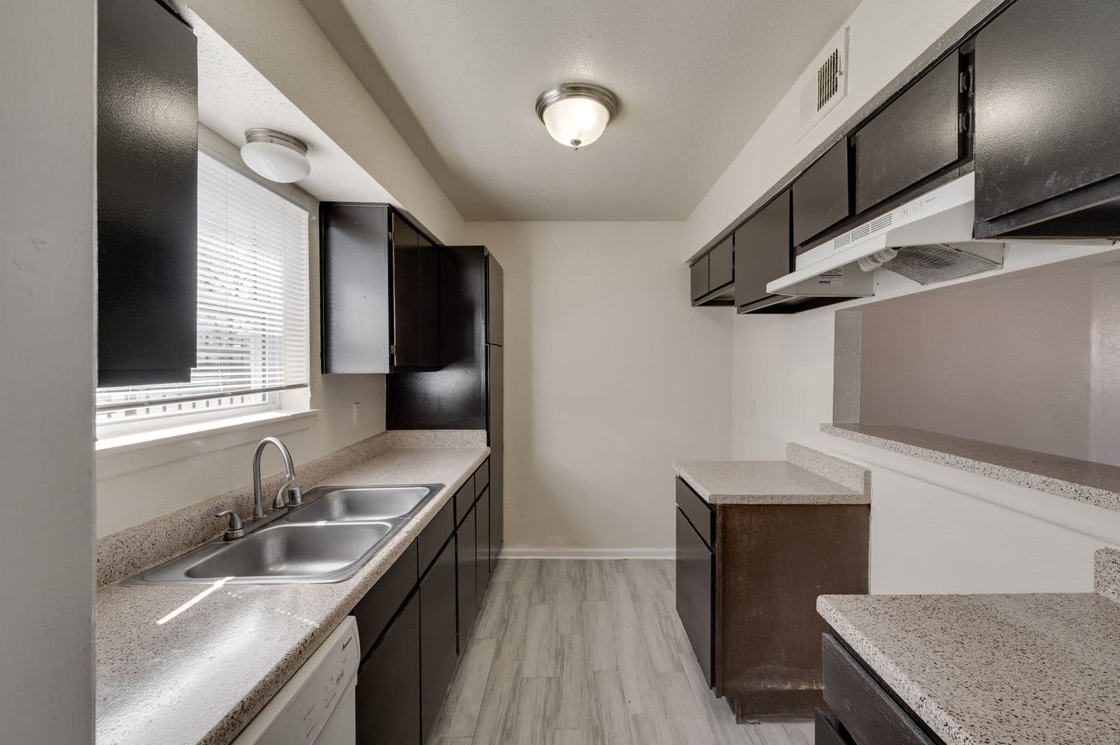 Houston Apartment: 1521 Sherwood Forest