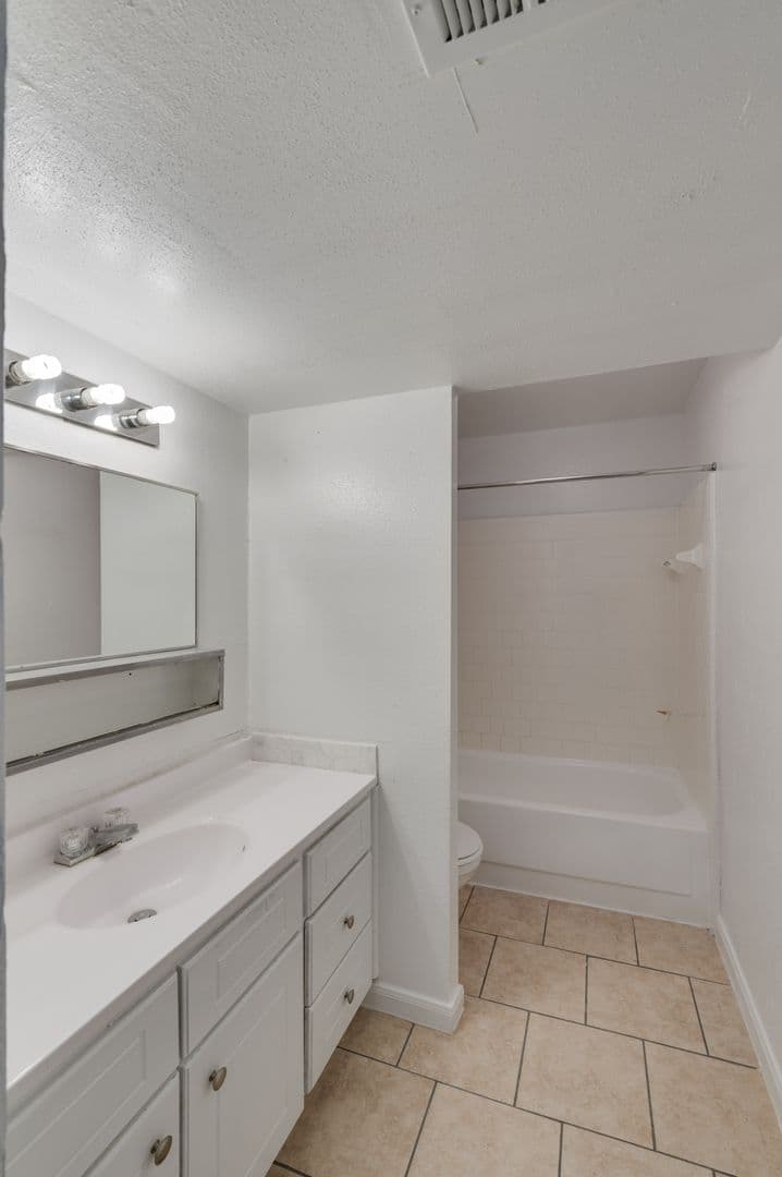 Houston Apartment: 6120 Bellaire Blvd.