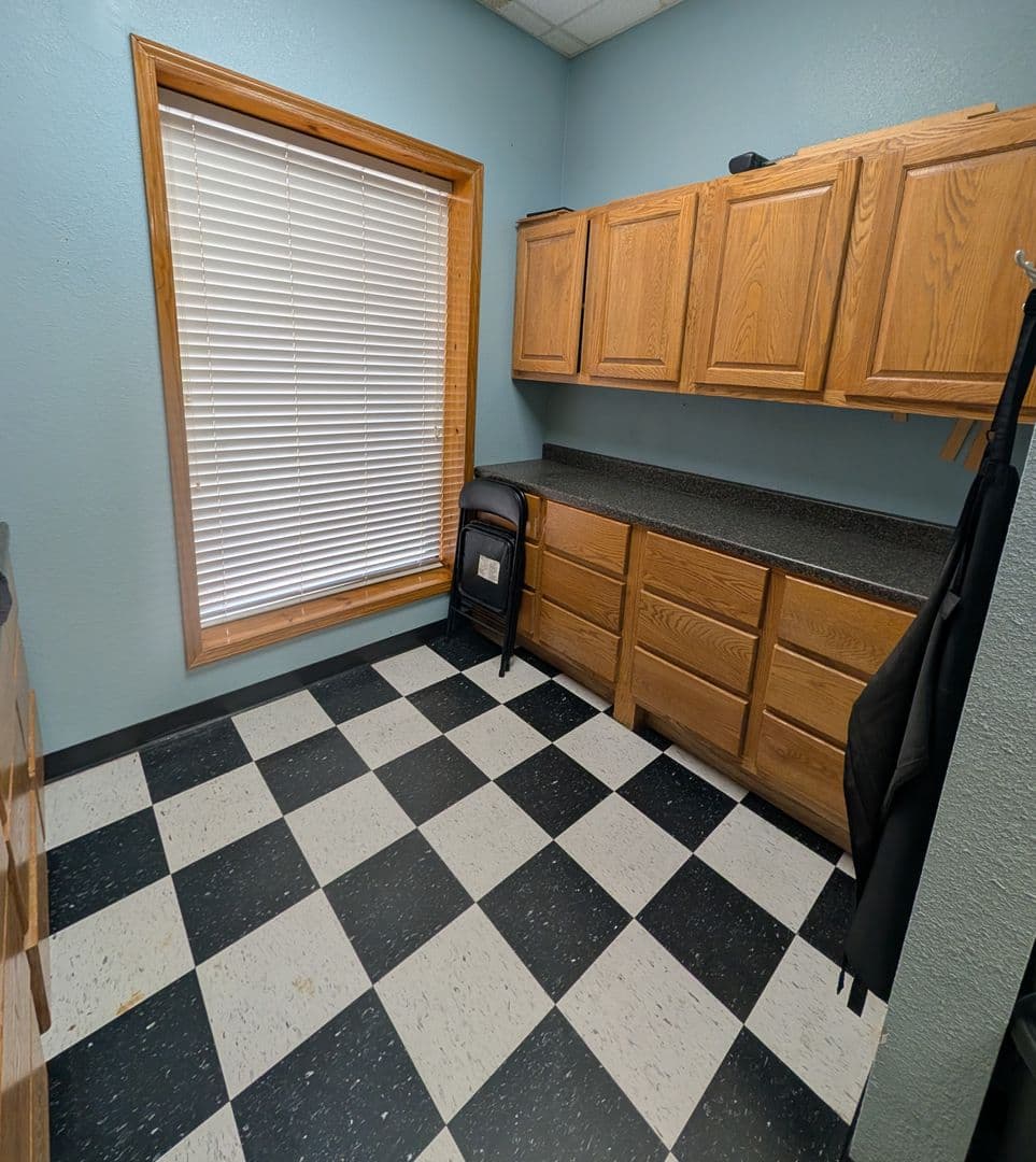 Pryor Apartment: 307 S Adair St