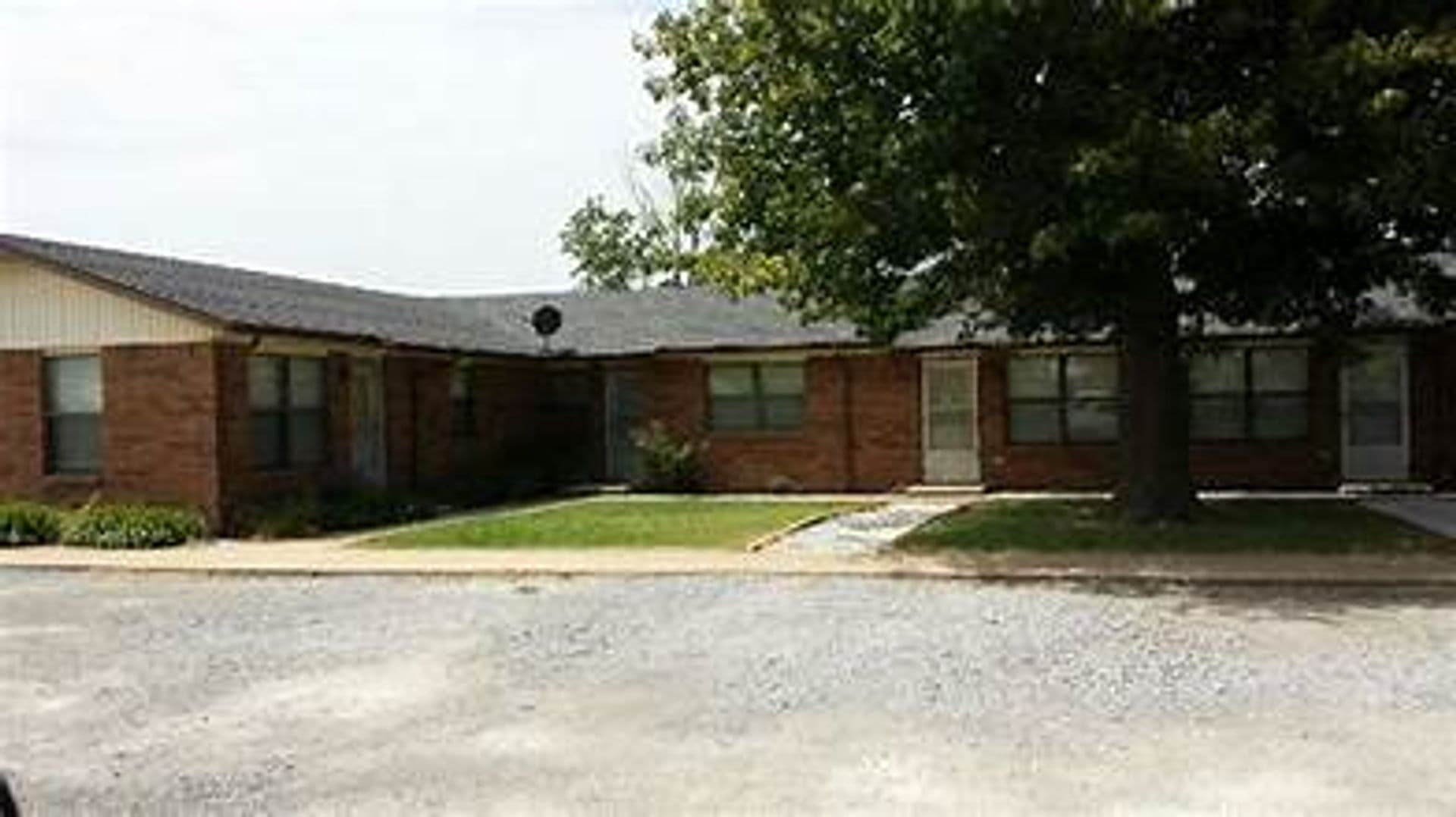 Chouteau Apartment: 9356 S 430 Rd