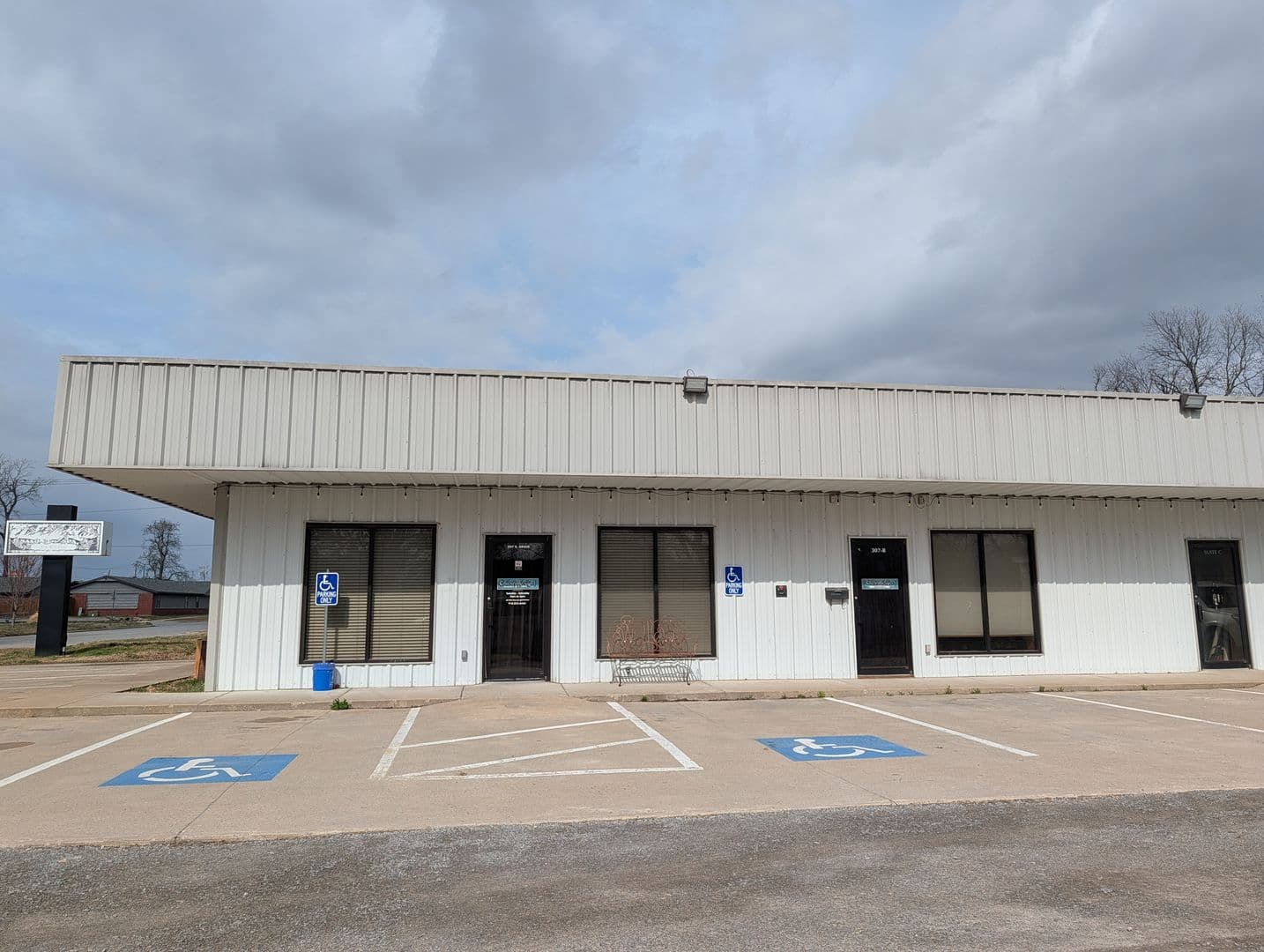 Pryor Apartment: 307 S Adair St