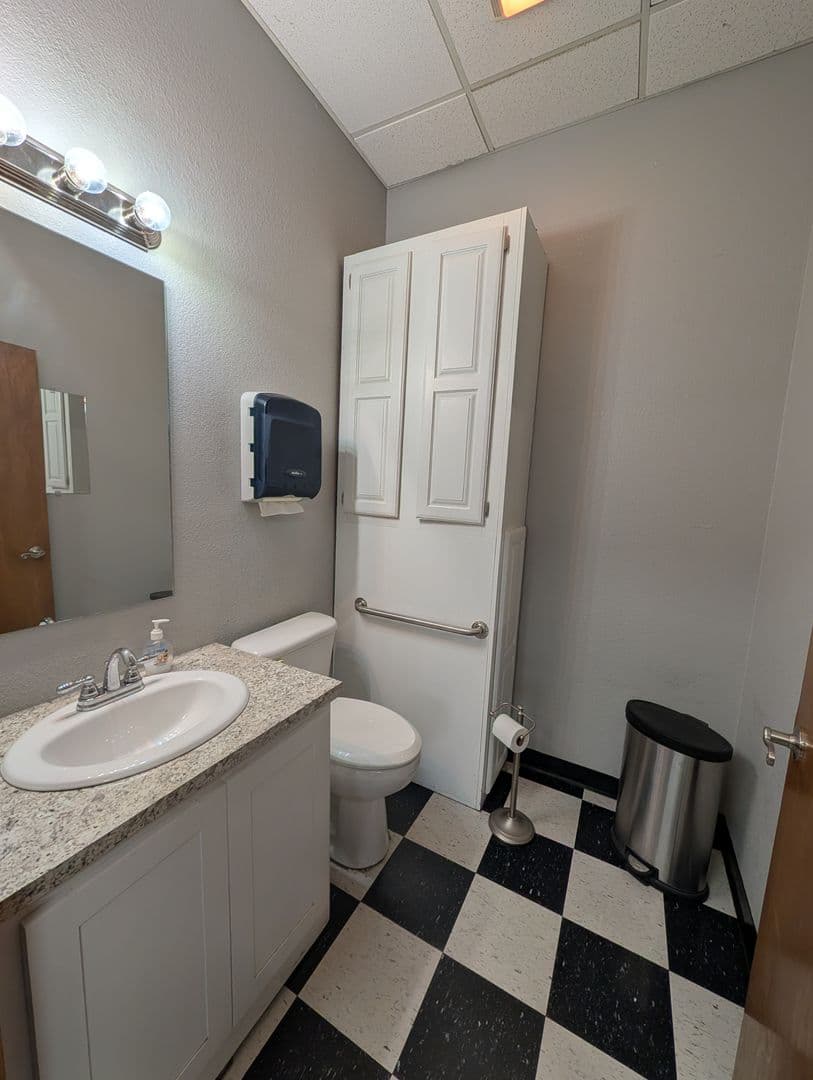 Pryor Apartment: 307 S Adair St